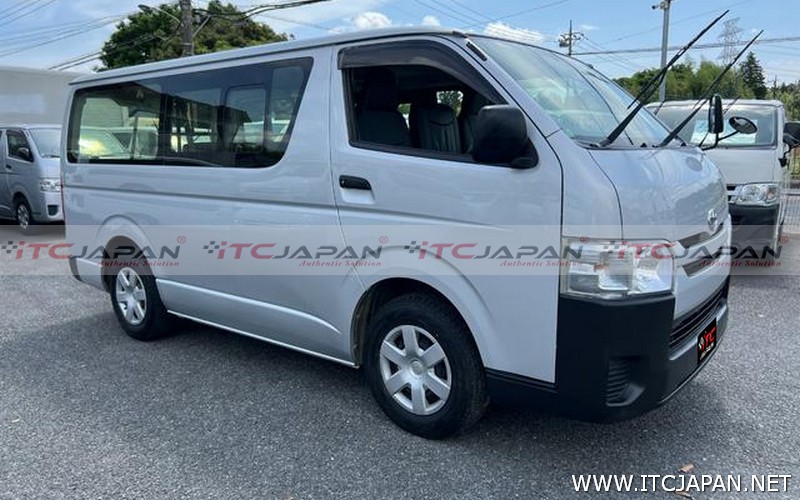 Toyota-Hiace-Van--2018